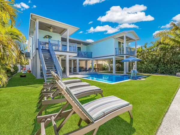 Luxury Vacation Home 1.5 Blocks Walk to Beach in Anna Maria