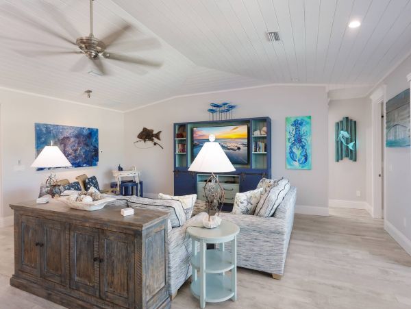 Luxury Vacation Home 1.5 Blocks Walk to Beach in Anna Maria