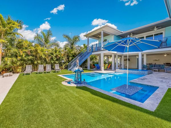 Luxury Vacation Home 1.5 Blocks Walk to Beach in Anna Maria