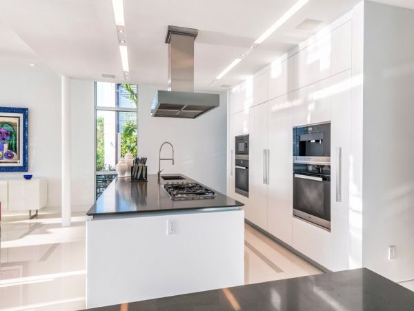 Posh Tri-level Waterfront Six Bedrooms Rental Home in Miami