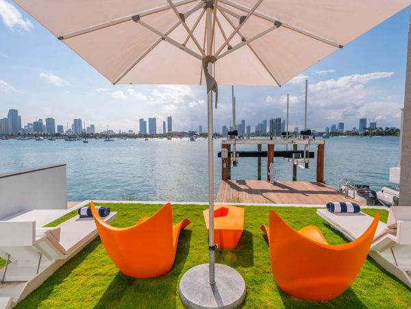 Posh Tri-level Waterfront Six Bedrooms Rental Home in Miami