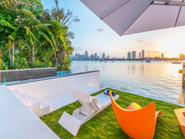 Posh Tri-level Waterfront Six Bedrooms Rental Home in Miami