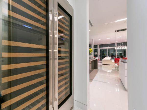 Posh Tri-level Waterfront Six Bedrooms Rental Home in Miami