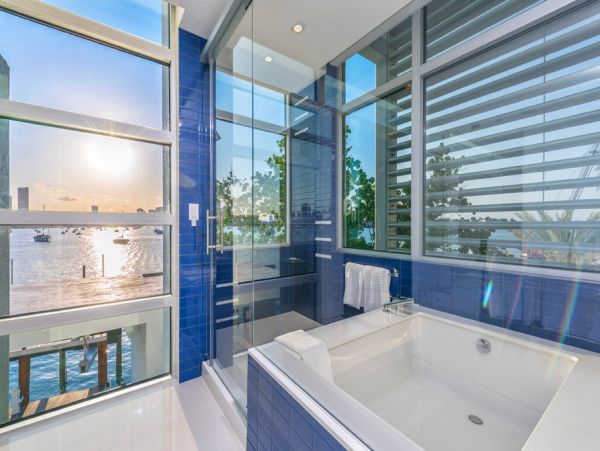 Posh Tri-level Waterfront Six Bedrooms Rental Home in Miami