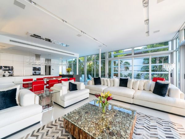 Posh Tri-level Waterfront Six Bedrooms Rental Home in Miami