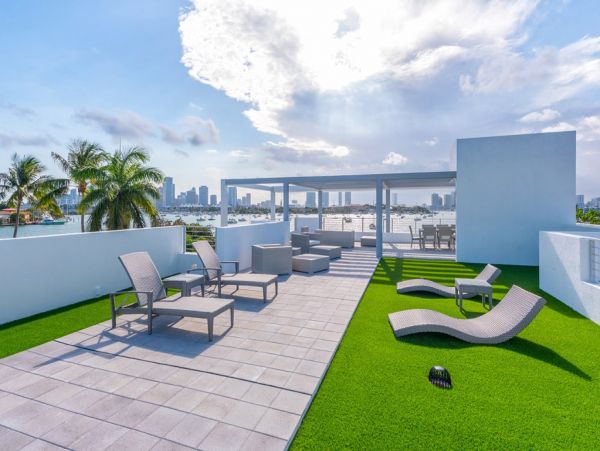 Posh Tri-level Waterfront Six Bedrooms Rental Home in Miami