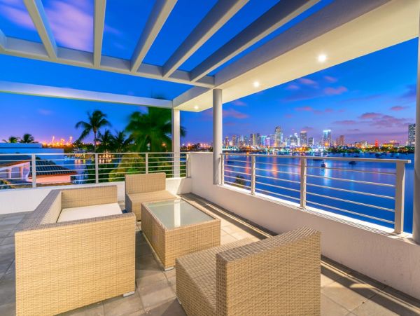Posh Tri-level Waterfront Six Bedrooms Rental Home in Miami