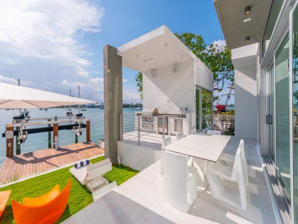 Posh Tri-level Waterfront Six Bedrooms Rental Home in Miami