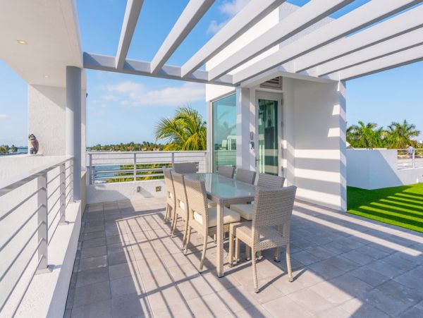 Posh Tri-level Waterfront Six Bedrooms Rental Home in Miami