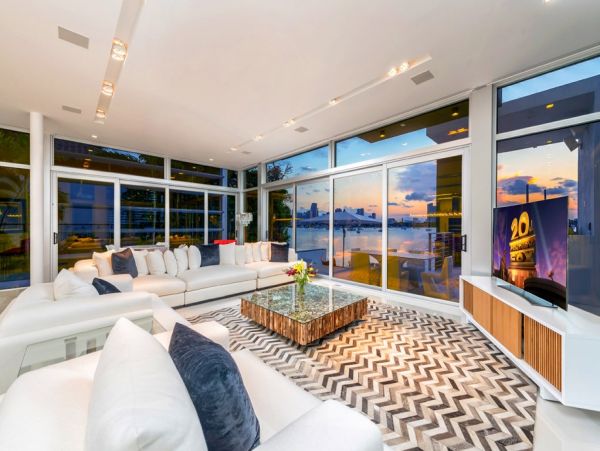 Posh Tri-level Waterfront Six Bedrooms Rental Home in Miami