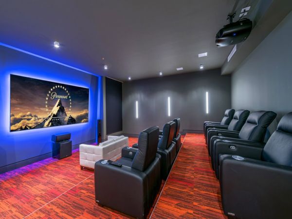 Posh Tri-level Waterfront Six Bedrooms Rental Home in Miami