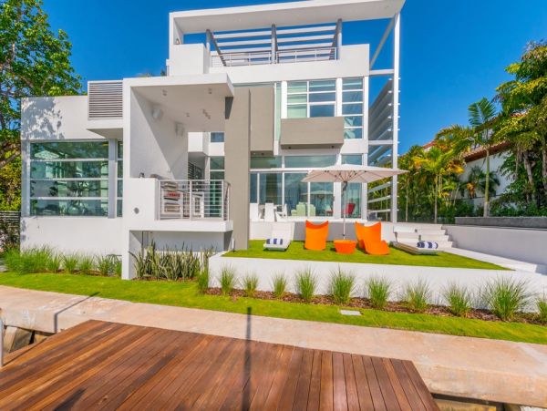 Posh Tri-level Waterfront Six Bedrooms Rental Home in Miami