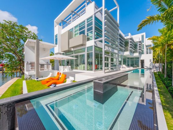 Posh Tri-level Waterfront Six Bedrooms Rental Home in Miami