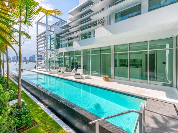Posh Tri-level Waterfront Six Bedrooms Rental Home in Miami