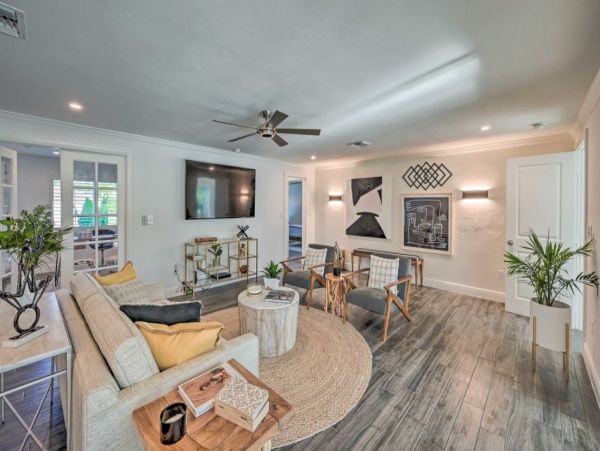 Naples Luxury Vacation Home With Private Pool Sleeps Eight