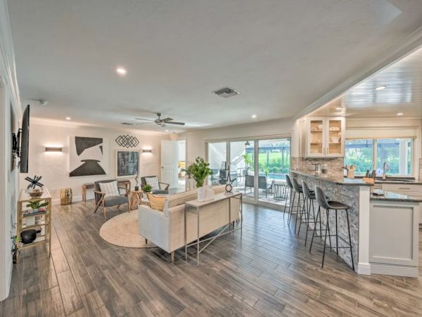 Naples Luxury Vacation Home With Private Pool Sleeps Eight