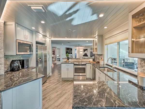 Naples Luxury Vacation Home With Private Pool Sleeps Eight