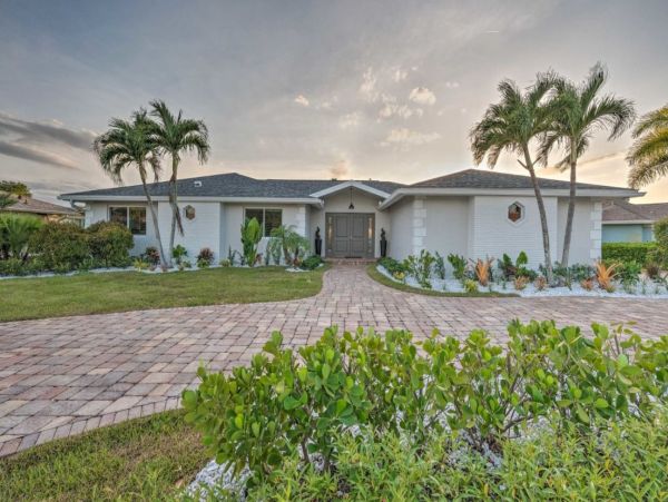 Naples Luxury Vacation Home With Private Pool Sleeps Eight