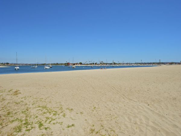 2 Bedroom Vacation Home in Mission Beach Steps from Beach