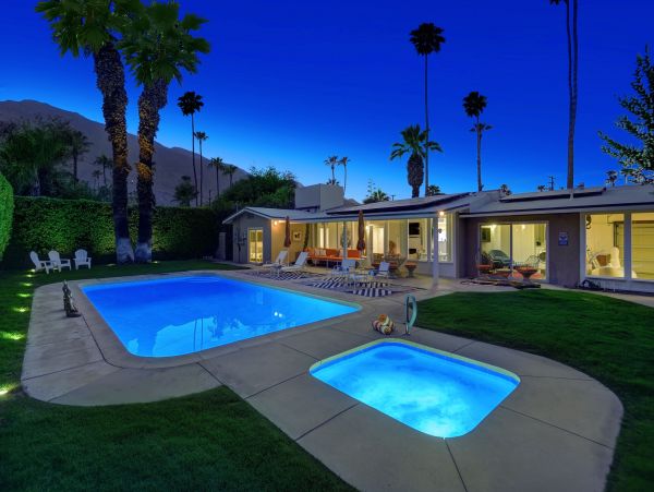 Charming 2 Bedroom Home in Palm Springs with Pool