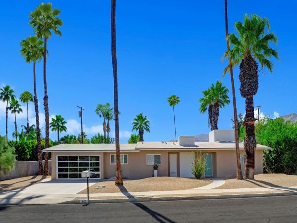 Charming 2 Bedroom Home in Palm Springs with Pool