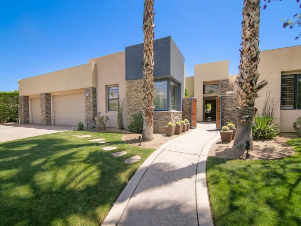Golf Course View Six Bedroom Vacation Home in Palm Springs