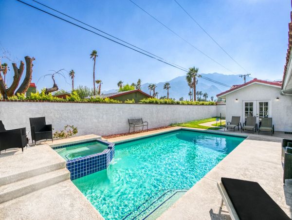 Six Bedroom Palm Springs Pool Vacation Home Sleeps 12