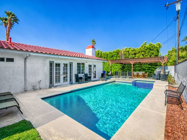 Six Bedroom Palm Springs Pool Vacation Home Sleeps 12