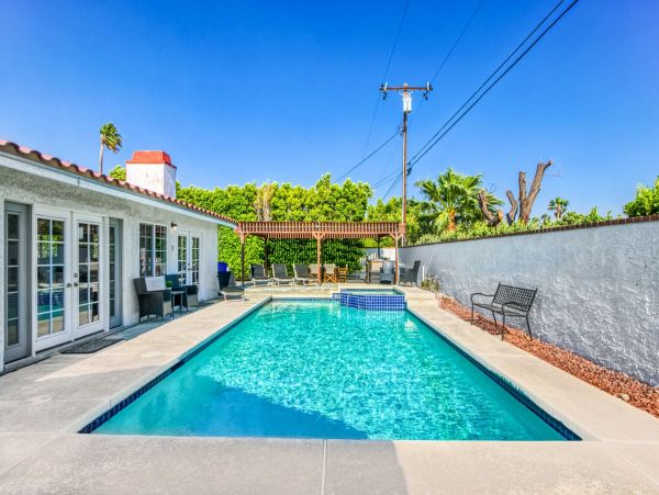 Six Bedroom Palm Springs Pool Vacation Home Sleeps 12