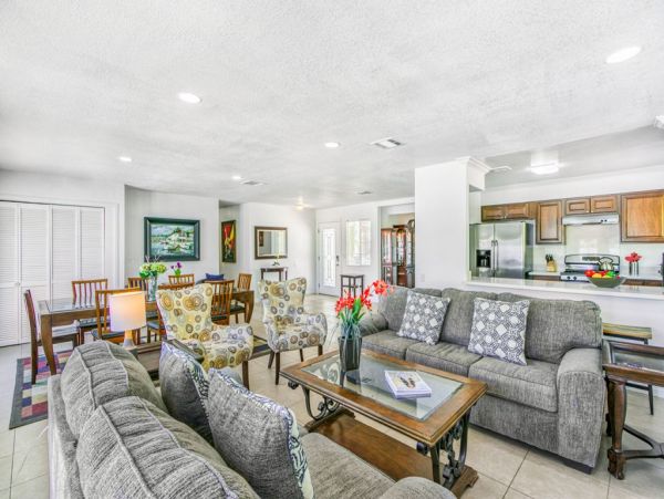Six Bedroom Palm Springs Pool Vacation Home Sleeps 12