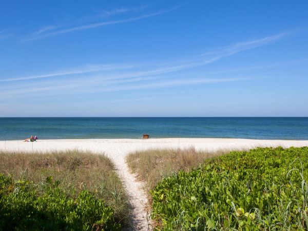 Olde Naples Top floor corner unit-Walk To Beach