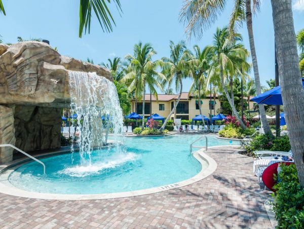 Olde Naples Top floor corner unit-Walk To Beach