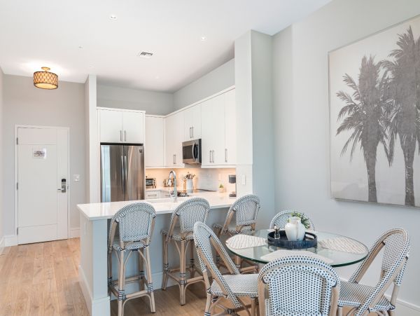Olde Naples Top floor corner unit-Walk To Beach