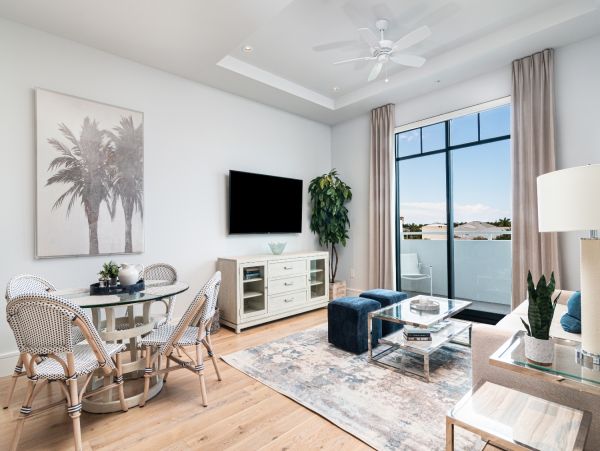 Olde Naples Top floor corner unit-Walk To Beach