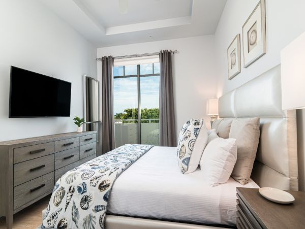 Olde Naples Top floor corner unit-Walk To Beach