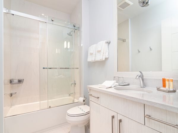 Olde Naples Top floor corner unit-Walk To Beach