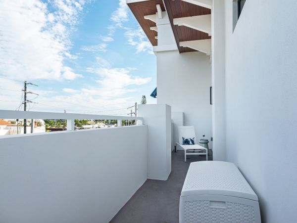 Olde Naples Top floor corner unit-Walk To Beach