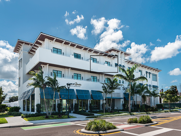 Contemporary Top foor unit walk to beach Olde Naples