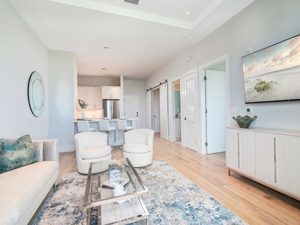 Contemporary Top foor unit walk to beach Olde Naples