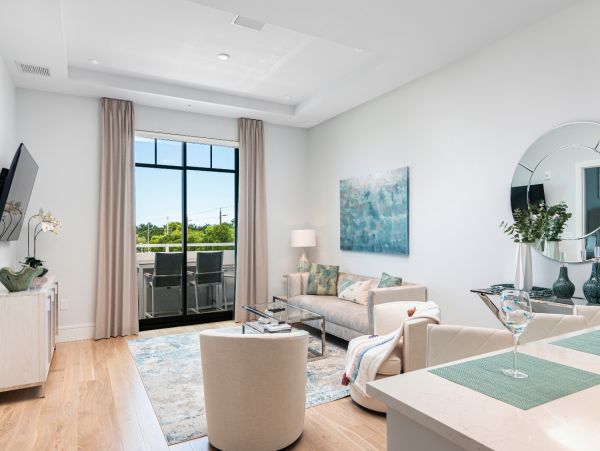 Contemporary Top foor unit walk to beach Olde Naples