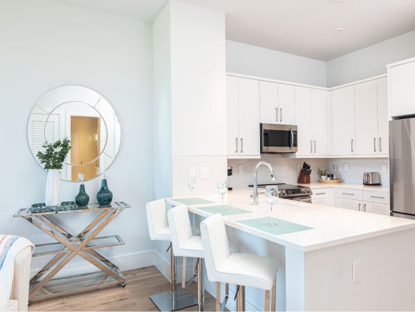 Contemporary Top foor unit walk to beach Olde Naples