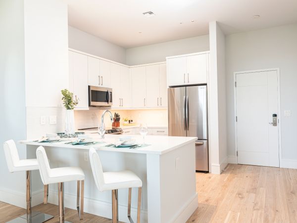 Contemporary Top foor unit walk to beach Olde Naples
