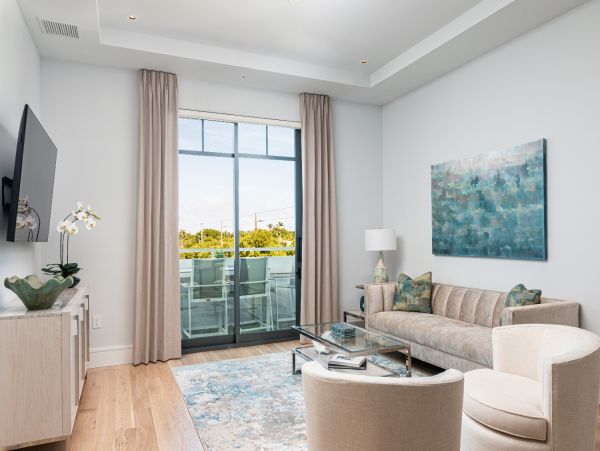 Contemporary Top foor unit walk to beach Olde Naples