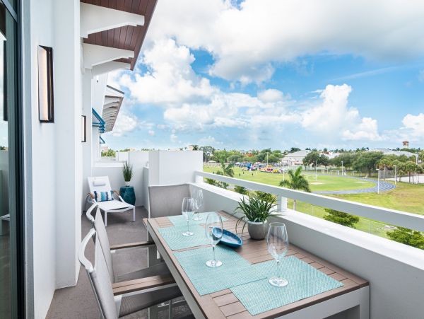 Contemporary Top foor unit walk to beach Olde Naples