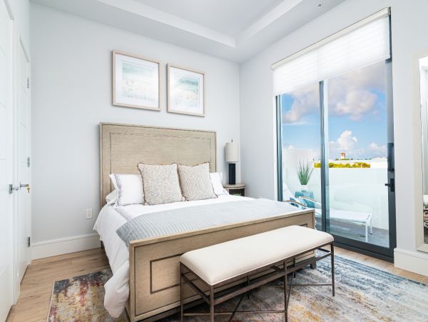 Contemporary Top foor unit walk to beach Olde Naples