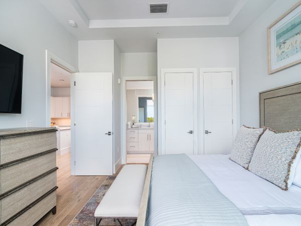Contemporary Top foor unit walk to beach Olde Naples