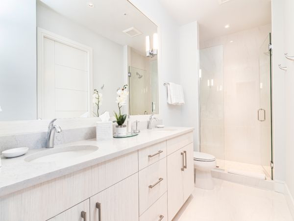 Contemporary Top foor unit walk to beach Olde Naples