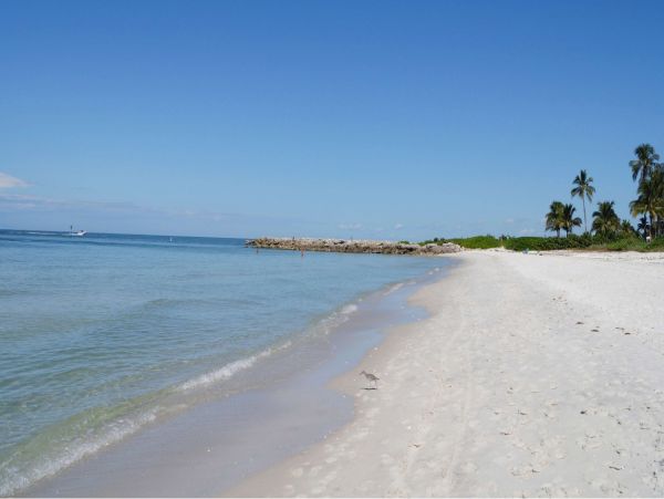 Contemporary Top foor unit walk to beach Olde Naples