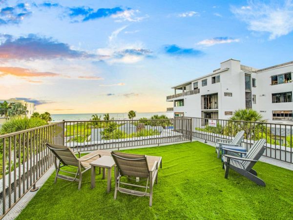 Nearly Beachfront Three Bedroom Rental Home in Siesta Key
