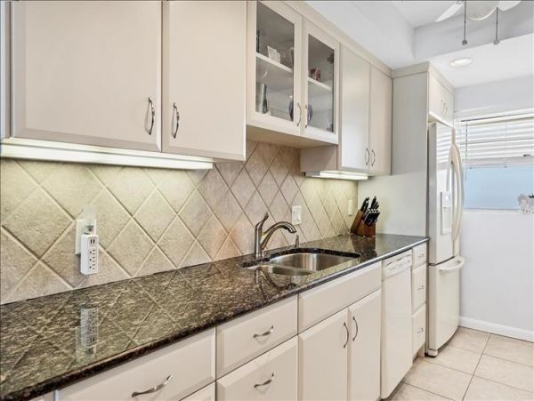 Sarasota Beachfront Vacation Condo Communal Pool Sleeps 4